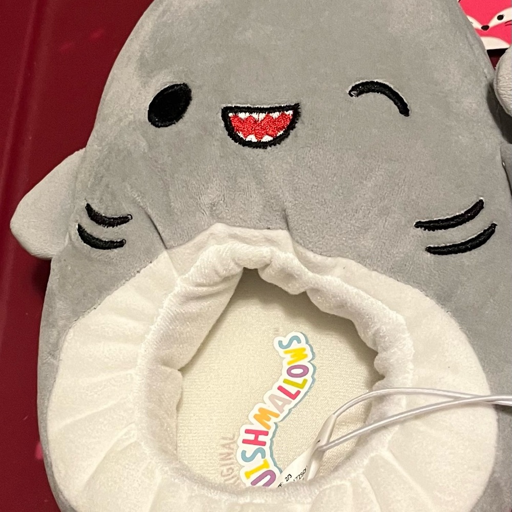 Squishmallows NWT slippers size 2/3 (BIG GIRL) shark unisex - Picture 3 of 6